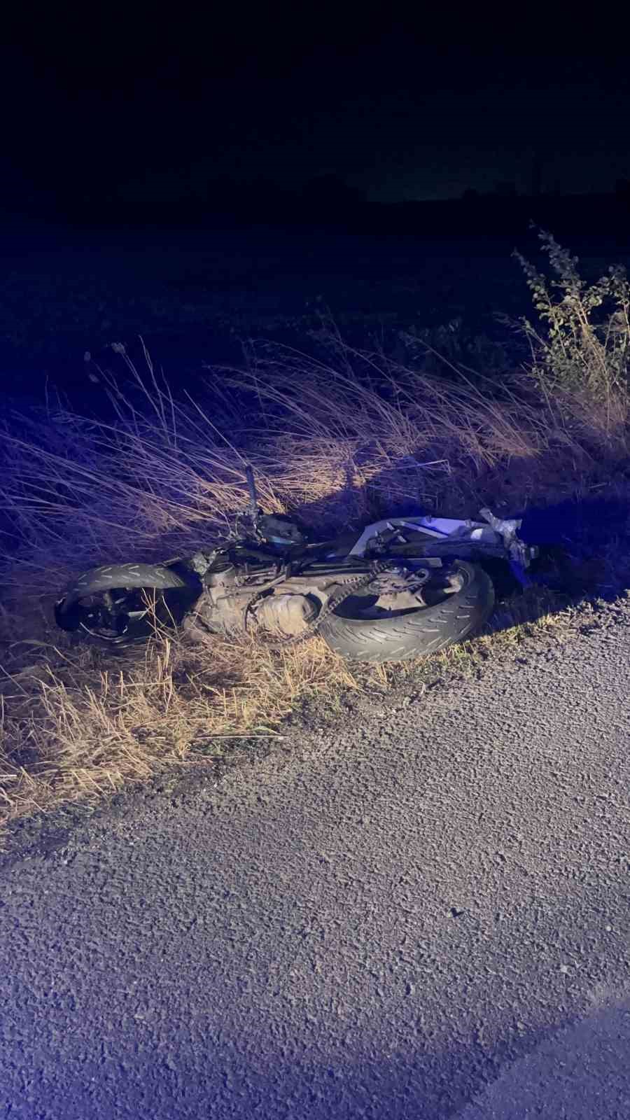 TEKİRDAĞ’IN ÇORLU İLÇESİNDE MOTOSİKLET İLE KAMYONUN ÇARPIŞMASI SONUCU 17 YAŞINDAKİ MOTOSİKLET SÜRÜCÜSÜ YAŞAMINI YİTİRDİ.