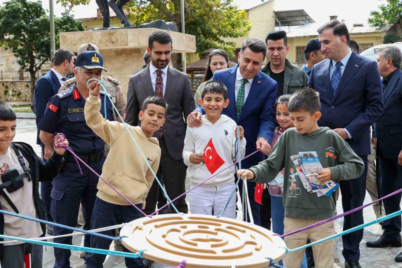 TUNCELİ’NİN ÇEMİŞGEZEK İLÇESİNDE, "EN İYİ NARKOTİK POLİSİ; ANNE" PROJESİ KAPSAMINDA BİLGİLENDİRME ETKİNLİKLERİ DÜZENLENDİ