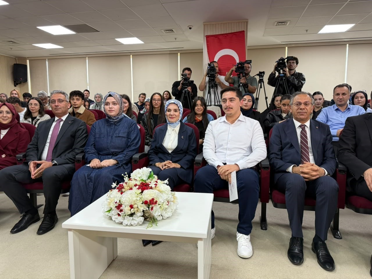 BAKAN GÖKTAŞ, "DEVLET KORUMASINDAN YARARLANMIŞ GENÇLERİMİZİN KAMU KURUM VE KURULUŞLARINA YERLEŞTİRİLMESİ KURA TÖRENİ"NE KATILDI.