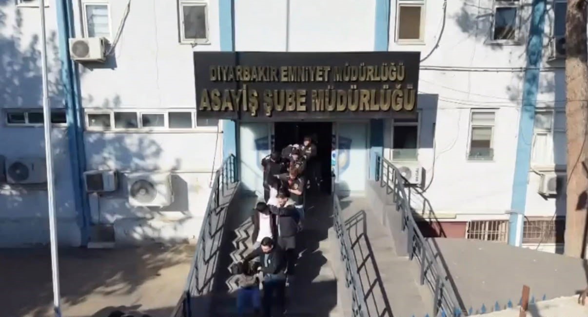 DİYARBAKIR MERKEZLİ 10 İLDE, GERÇEĞİNİ ARATMAYAN SAHTE İNTERNET SİTELERİ ÜZERİNDEN UCUZ ARAÇ KİRALAMA VAADİYLE VATANDAŞLARI DOLANDIRAN ÇETEYE YÖNELİK DÜZENLENEN "PATİNAJ" OPERASYONUNDA GÖZALTINA ALINAN 15 ŞÜPHELİDEN 12'Sİ TUTUKLANDI.