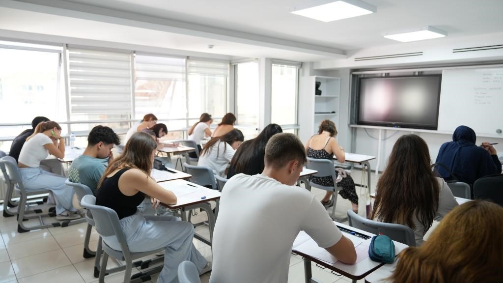 AKADEMİ, BU YIL 200 ÖĞRENCİYE TYT VE AYT HAZIRLIK DESTEĞİ SUNACAK.