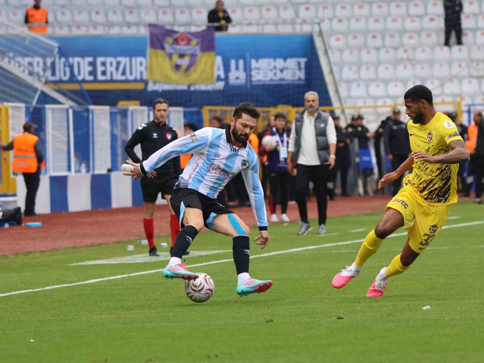 TRENDYOL SÜPER LİG'İN 8. HAFTASINDA ERZURUMSPOR FK, SAHASINDA EYÜPSPOR İLE KARŞI KARŞIYA GELİYOR. MÜCADELENİN İLK YARISI MAVİ-BEYAZLI EKİBİN 1-0 ÜSTÜNLÜĞÜYLE TAMAMLANDI.
