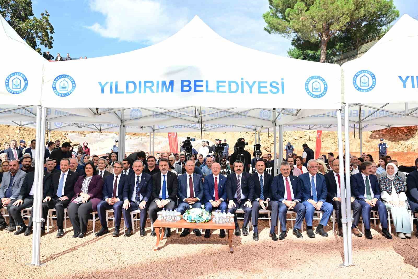 YILDIRIM BELEDİYESİ, KENTİN SOSYAL VE KÜLTÜREL YAŞAMINA DEĞER KATACAK ÖNEMLİ BİR PROJEYİ DAHA HAYATA GEÇİRİYOR. TEMELİ ATILAN DUAÇINARI KÜLTÜR VE YAŞAM MERKEZİ, MODERN YAPISI VE ÇOK YÖNLÜ KULLANIM ALANLARIYLA BURSALILARIN YENİ BULUŞMA NOKTASI OLACAK.