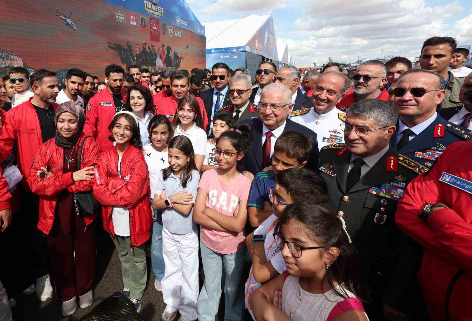 MİLLİ SAVUNMA BAKANI YAŞAR GÜLER, AZERBAYCAN PROGRAMINI TAMAMLAYARAK TEKNOFEST İÇİN ŞANLIURFA’YA GEÇTİ.