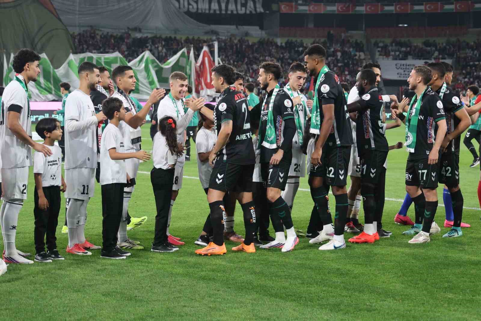 KONYASPOR İLE FİLİSTİN MİLLİ TAKIMI, KONYA'DA OYNANAN DOSTLUK KARŞILAŞMASINDA 2-2 BERABERE KALDI.