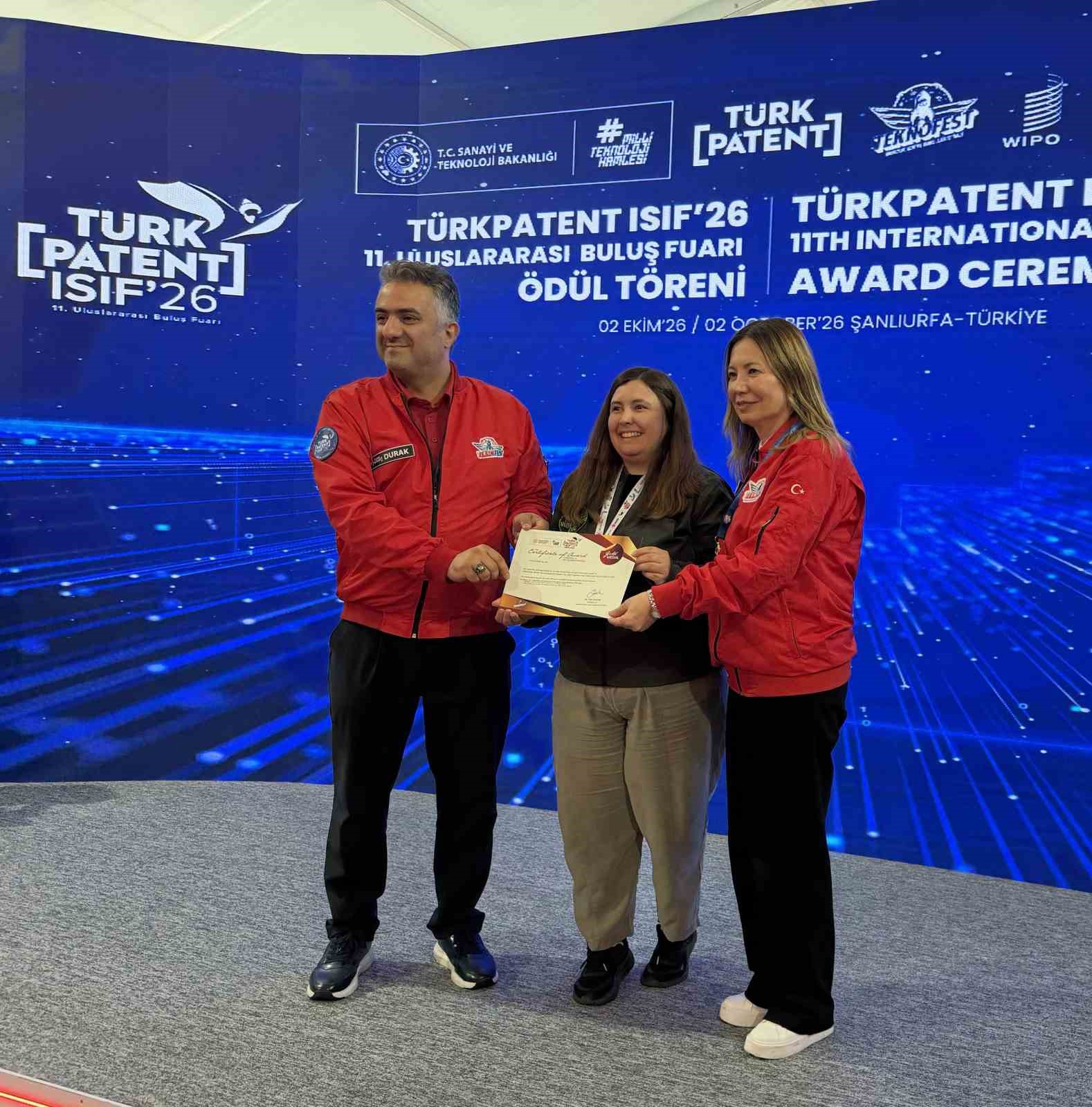 TÜRK PATENT VE MARKA KURUMU BAŞKANI PROF. DR. MUHAMMED ZEKİ DURAK (SOLDA), BAŞAK DEMİR ÜNALAN(ORTADA). OMÜ REKTÖRÜ PROF. DR. FATMA AYDIN (SAĞDA)