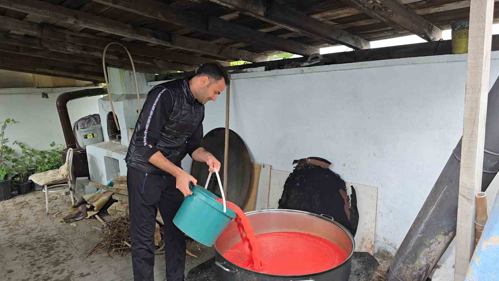 YOZGAT'IN SORGUN İLÇESİNDE YAŞAYAN ÜÇ ARKADAŞ DOĞAL, HİJYENİK VE EKONOMİK OLMASININ YANI SIRA EŞLERİNE DE YARDIMCI OLMAK İÇİN GELENEKSEL USULDE SALÇA KAYNATTI.