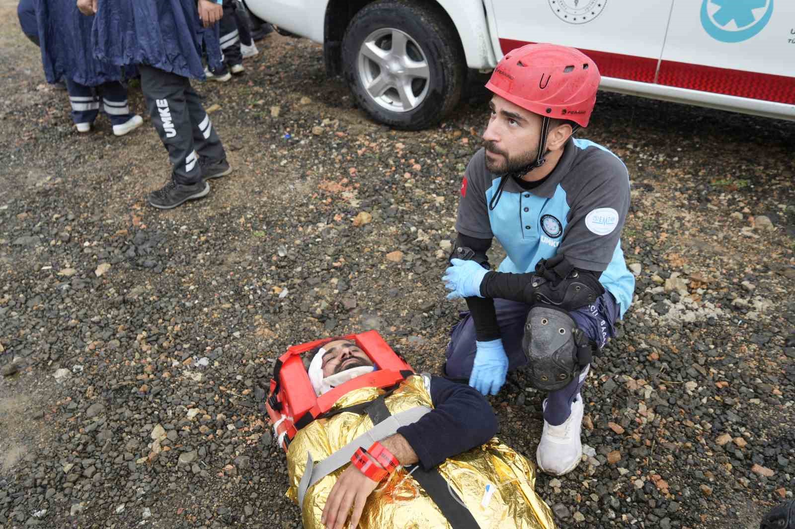 GÜMÜŞHANE’DE UMKE EKİPLERİ, HEYELAN SONRASI TRAFİK KAZASI SENARYOSUYLA MEDİKAL KURTARMA TATBİKATI GERÇEKLEŞTİRDİ.