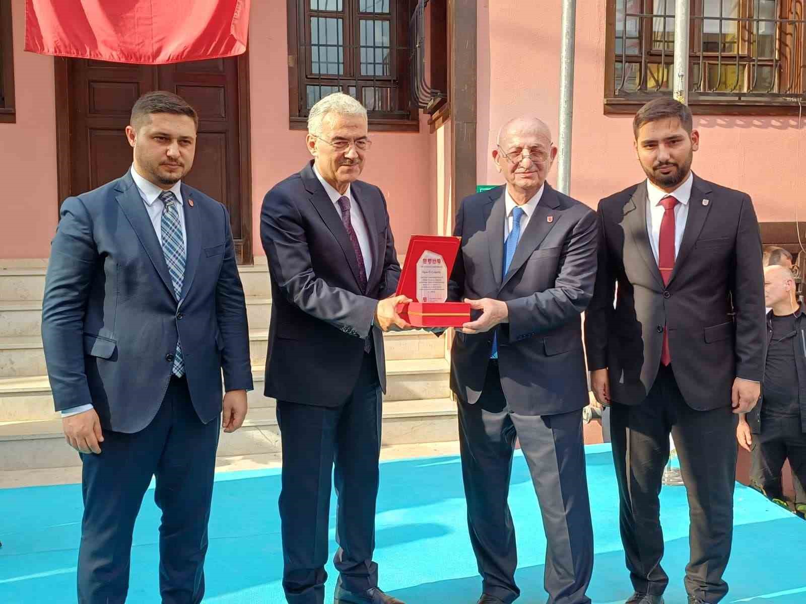İSMAİL KAHRAMAN (SAĞDAN İKİNCİ): "GENÇLİK NE KADAR GÜÇLÜYSE ÜLKE O KADAR GÜÇLÜ OLUR"