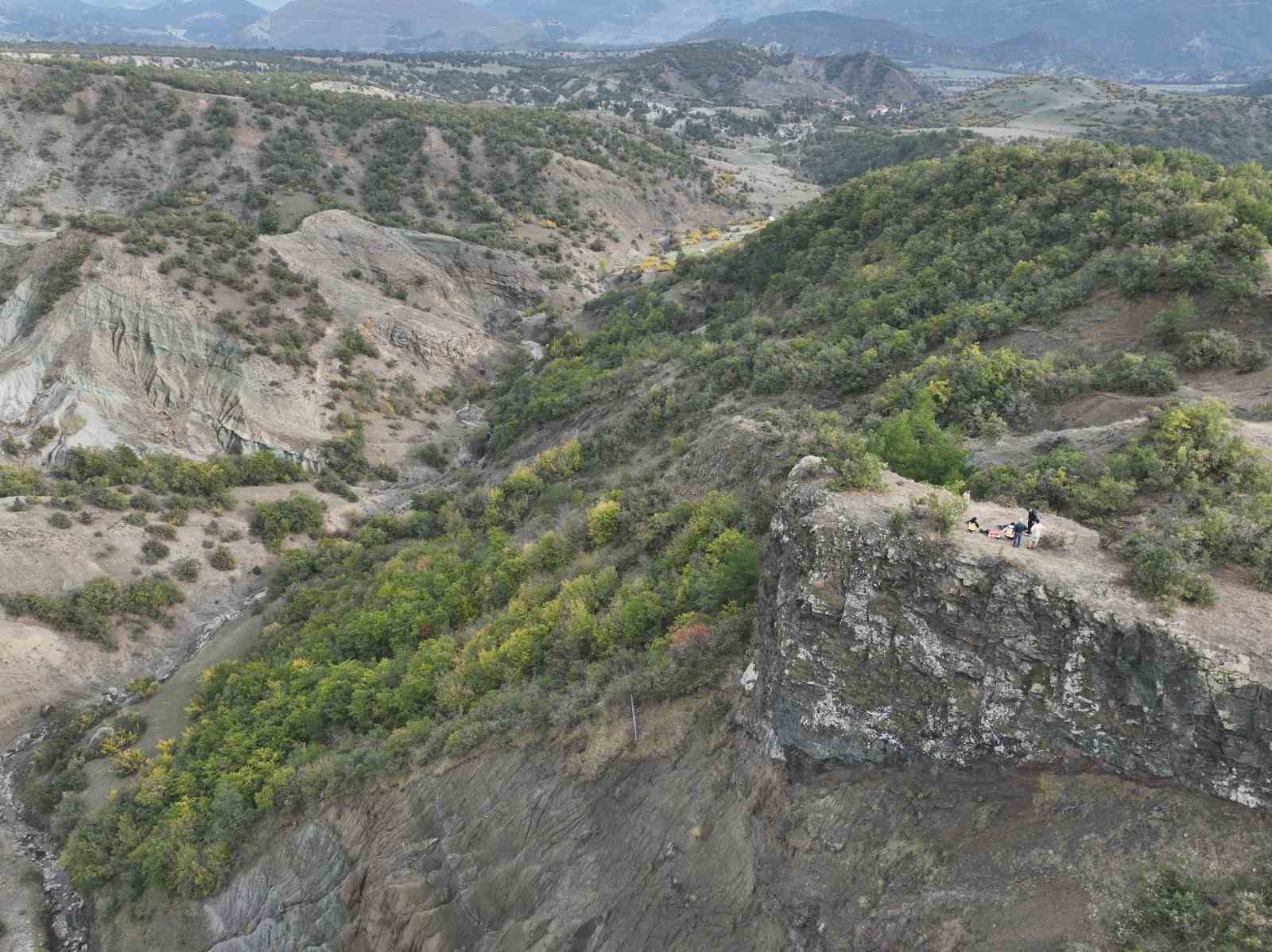 KASTAMONU'NUN HANÖNÜ İLÇESİNDE ÇIKTIĞI DAĞDA FENALAŞAN VE YAKINLARININ KENDİSİNDEN HABER ALAMADIĞI VATANDAŞ, EKİPLER TARAFINDAN SAĞ BULUNDU.