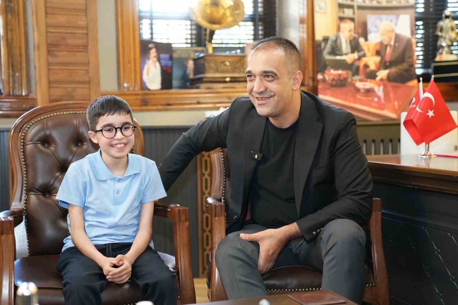 ERZURUM’DA DMD KAS HASTASI AHMET SAMİ YILDIRIM’IN YURT DIŞINDAKİ TEDAVİSİ İÇİN BAŞLATILAN VE 11 AYDIR SÜREN VALİLİK ONAYLI YARDIM KAMPANYASI, MİLLİYETÇİ HAREKET PARTİSİ (MHP) ERZURUM İL BAŞKANI ADEM YURDAGÜL’ÜN YOĞUN DESTEKLERİ VE GİRİŞİMLERİ SONUCU BAŞARIYLA TAMAMLANDI.