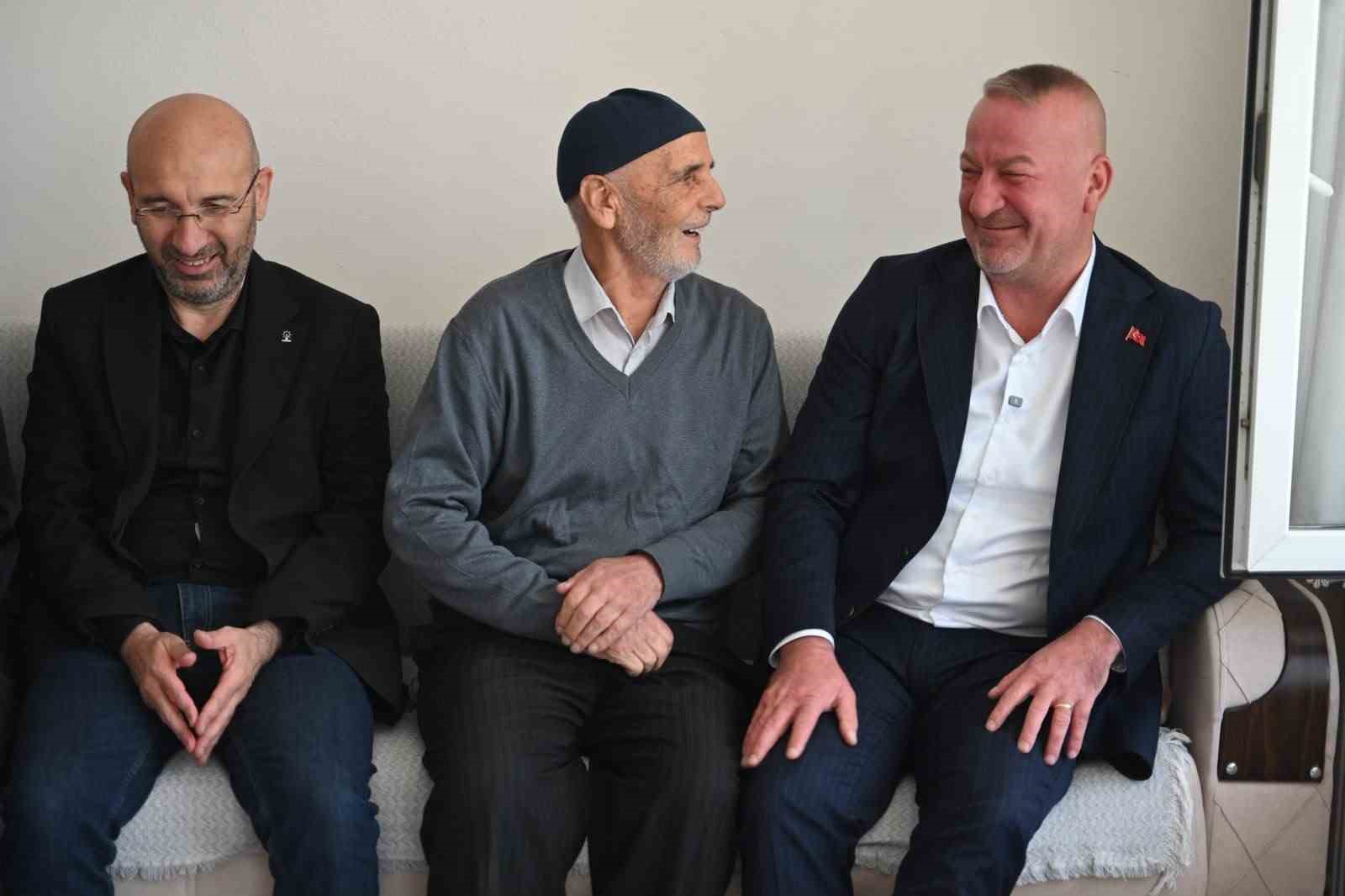 KARACABEY BELEDİYE BAŞKANI FATİH KARABATI, 1 EKİM DÜNYA YAŞLILAR GÜNÜ DOLAYISIYLA AŞEVİ’NDE KENDİ ELLERİYLE HAZIRLADIĞI YEMEKLERİ ZEKERİYA YILMAZ’IN EVİNE ULAŞTIRDI. AK PARTİ İLÇE BAŞKANI GÜLTEKİN SAYGISEVER VE İLÇE YÖNETİCİLERİNİN DE EŞLİK ETTİĞİ SAMİMİ ZİYARETTE BAŞKAN KARABATI, "BÜYÜKLERİMİZİN DUASI, TECRÜBESİ VE HAYATIMIZA KATTIĞI DEĞER BİZLER İÇİN ÇOK KIYMETLİ. ONLARIN HER ZAMAN YANINDA OLMAYA DEVAM EDECEĞİZ." DEDİ.
