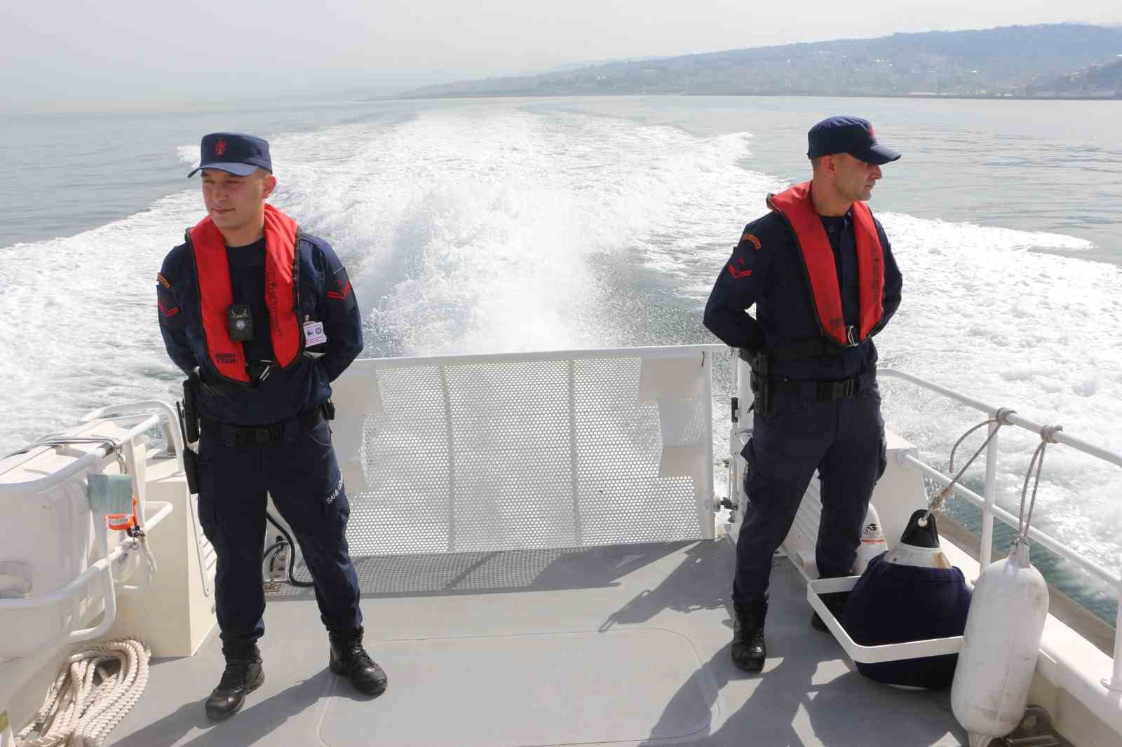 KARADENİZ'DE PALAMUT AVININ YOĞUNLAŞMASIYLA BİRLİKTE BALIKÇI TEKNELERİNİN HAREKETLİLİĞİ ARTARKEN, SAHİL GÜVENLİK DOĞU KARADENİZ GRUP KOMUTANLIĞI EKİPLERİ DENETİMLERİNİ KARADAN, HAVADAN VE DENİZDEN SÜRDÜRÜYOR.