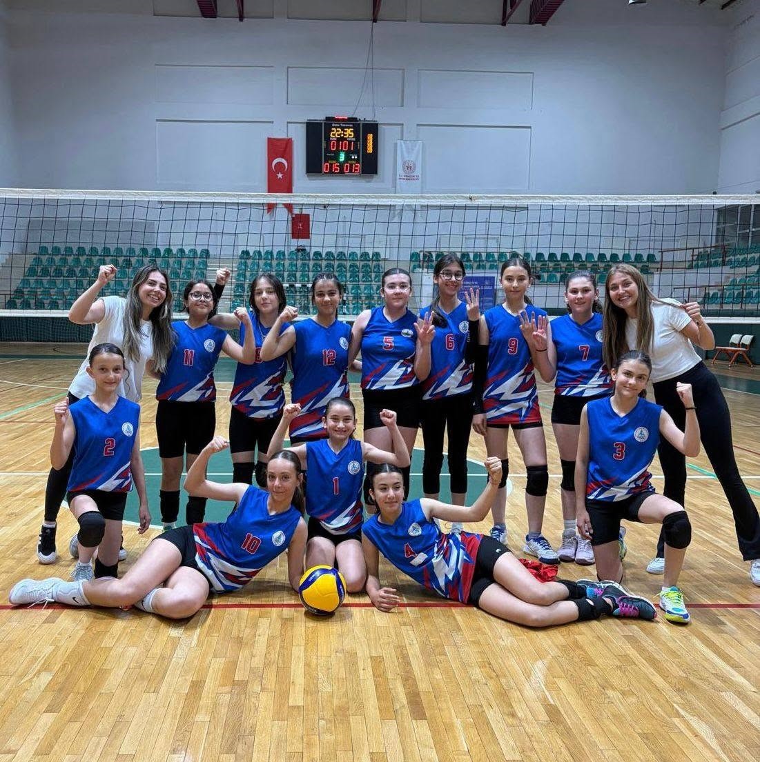 KÖRFEZ'DE BELEDİYE BÜNYESİNDE AÇILAN YAZ SPOR OKULLARINDA FARKLI YAŞ GRUPLARINDAN ÇOCUKLAR VE GENÇLER İÇİN 11 SPOR BRANŞI İLE HALK OYUNLARI ALANINDA EĞİTİMLER GERÇEKLEŞTİRİLİYOR.