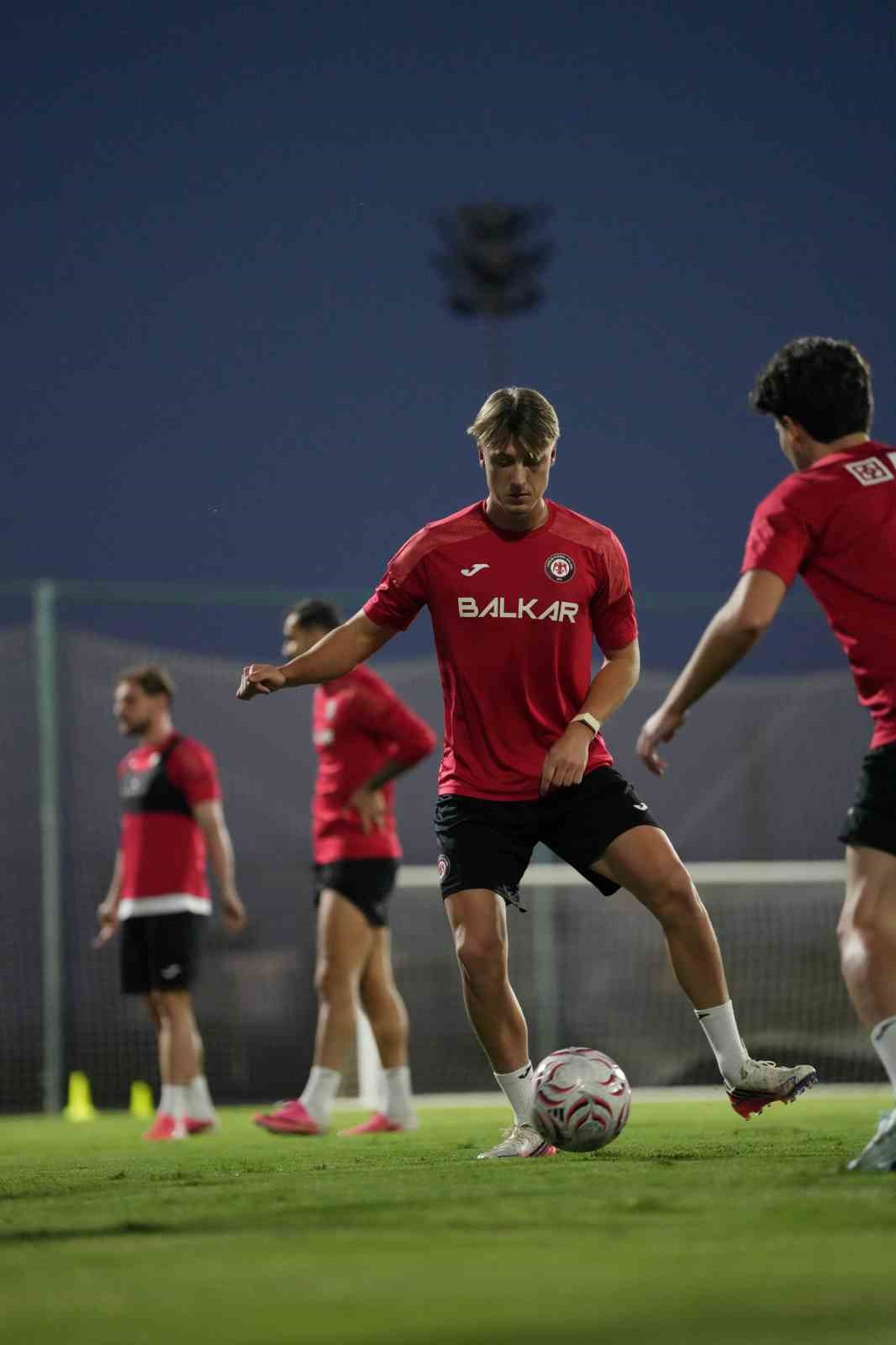 ÇORUM FK TEKNİK DİREKTÖRÜ BURAK YILMAZ, KIRMIZI-SİYAHLI TAKIMIN BAŞINDA İLK ANTRENMANINA ÇIKTI.