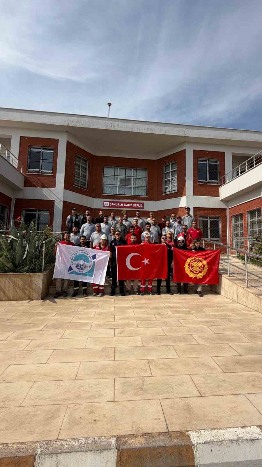KAYSERİ BÜYÜKŞEHİR BELEDİYESİ İTFAİYE DAİRE BAŞKANLIĞI; TÜRKİYE PETROLLERİ ANONİM ORTAKLIĞI (TPAO) TARAFINDAN İLETİLEN TALEP DOĞRULTUSUNDA BATMAN, SİİRT, DİYARBAKIR VE MARDİN’DEKİ ÜRETİM SAHALARINDA 15 GÜN BOYUNCA KAPSAMLI YANGIN GÜVENLİĞİ VE ACİL DURUM MÜDAHALE EĞİTİMLERİ GERÇEKLEŞTİRDİ.