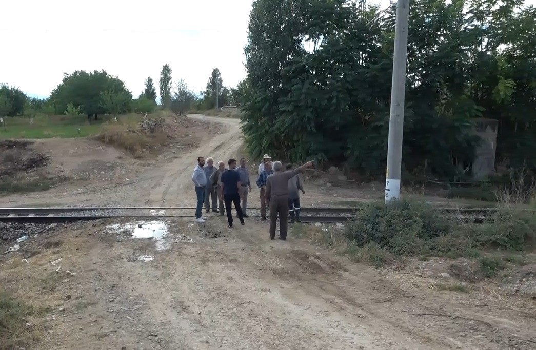 YEŞİLYURT İLÇESİNDE YÜK TRENİN ÇARPTIĞI TRAKTÖR İKİYE AYRILIRKEN, SÜRÜCÜ YARALANDI.