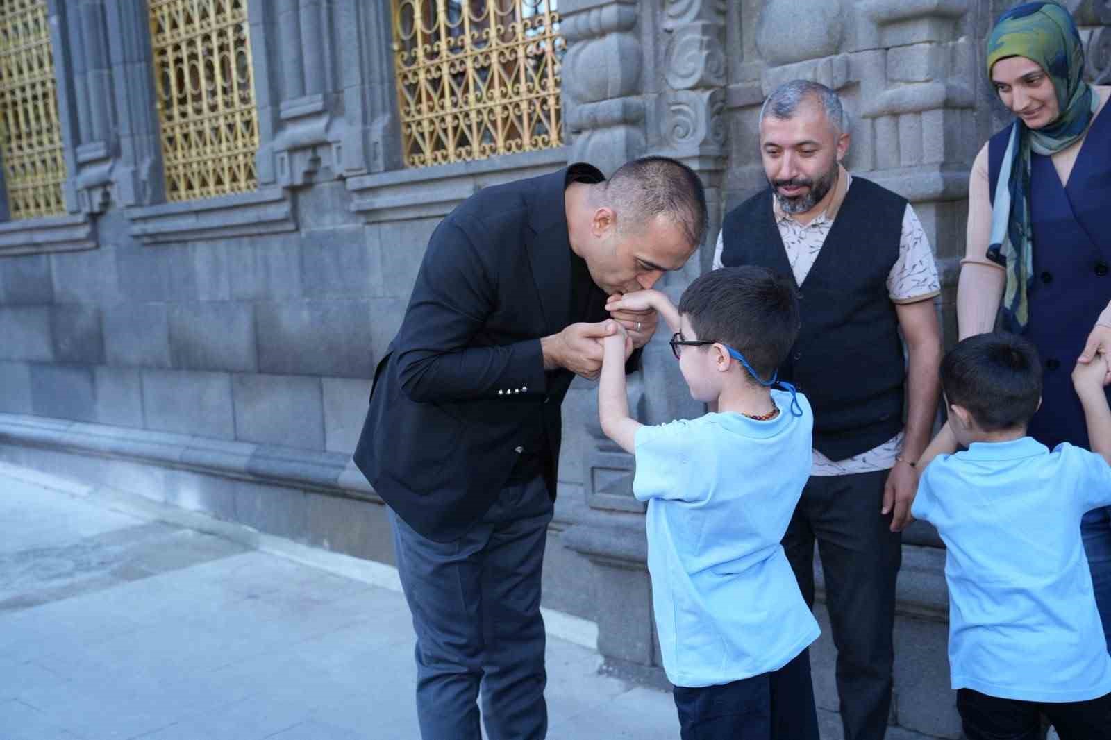 ERZURUM’DA DMD KAS HASTASI AHMET SAMİ YILDIRIM’IN YURT DIŞINDAKİ TEDAVİSİ İÇİN BAŞLATILAN VE 11 AYDIR SÜREN VALİLİK ONAYLI YARDIM KAMPANYASI, MİLLİYETÇİ HAREKET PARTİSİ (MHP) ERZURUM İL BAŞKANI ADEM YURDAGÜL’ÜN YOĞUN DESTEKLERİ VE GİRİŞİMLERİ SONUCU BAŞARIYLA TAMAMLANDI.