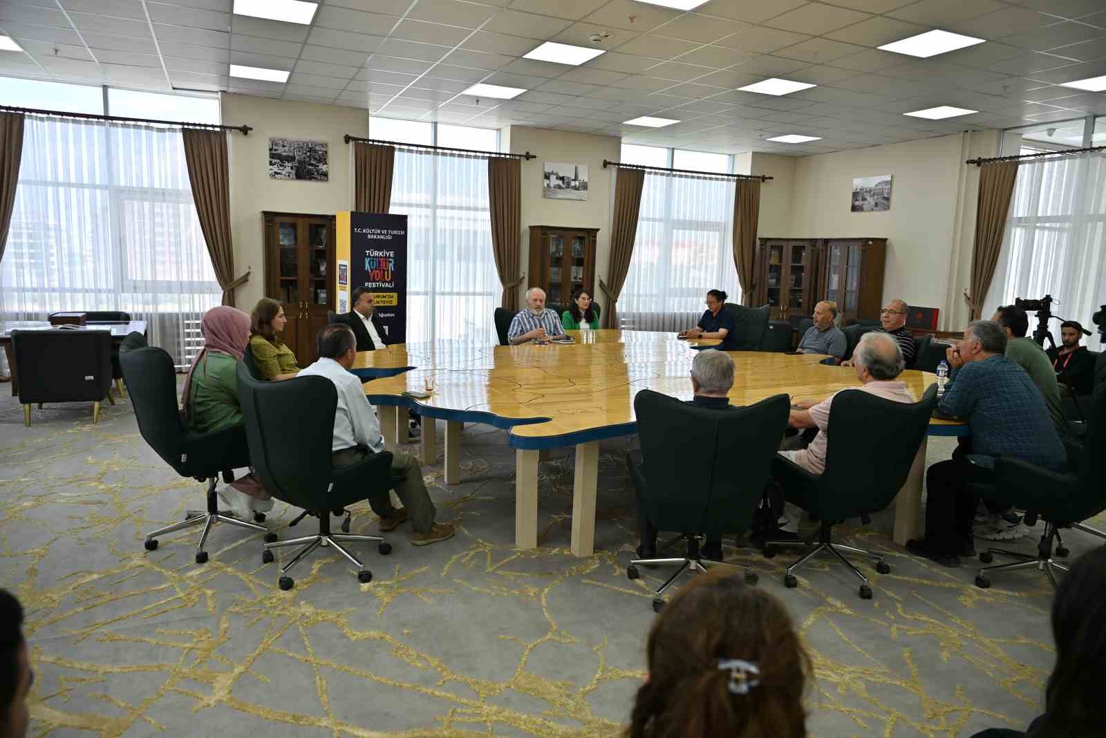 KÜLTÜR VE TURİZM BAKANLIĞI TARAFINDAN DÜZENLENEN ERZURUM KÜLTÜR YOLU FESTİVALİ, KENTİN KÜLTÜREL MİRASINI FARKLI SANAT DİSİPLİNLERİYLE BULUŞTURAN ETKİNLİKLERLE DEVAM ETTİ.