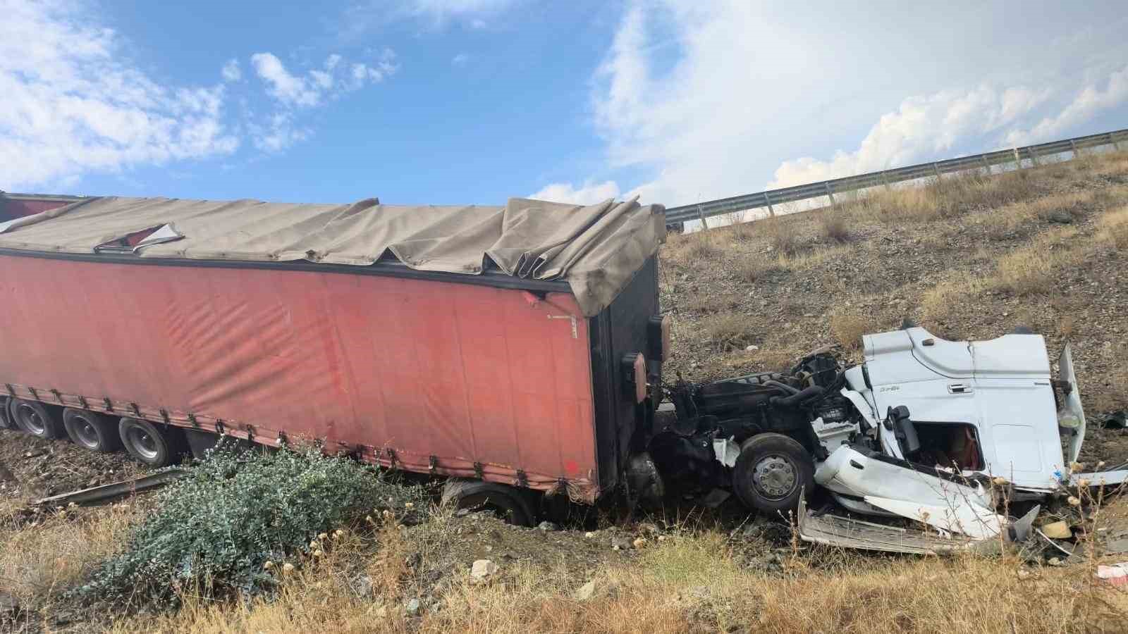 GAZİANTEP'İN İSLAHİYE İLÇESİNDE YAĞIŞ NEDENİYLE KAYGANLAŞAN YOLDA KONTROLDEN ÇIKAN TIR, SAVRULARAK YOL KENARINDAKİ ŞARAMPOLE UÇTU.
