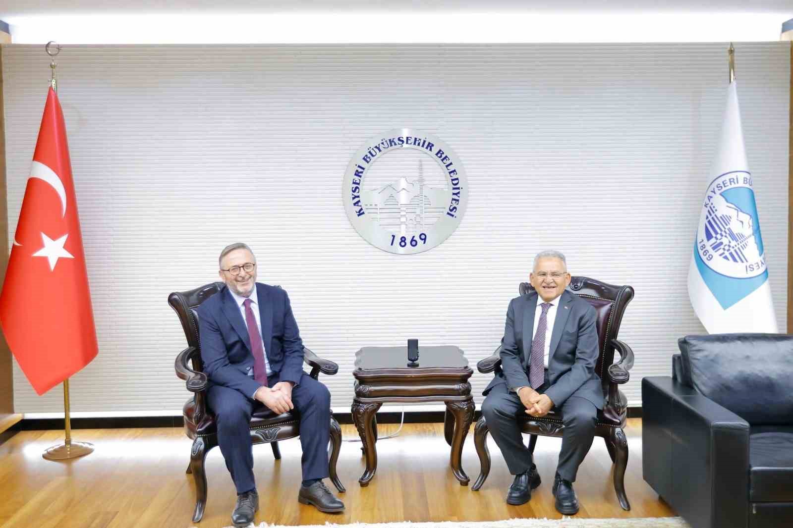 KÜLTÜR VE TURİZM BAKAN YARDIMCISI DR. COŞKUN YILMAZ, KAYSERİ BÜYÜKŞEHİR BELEDİYE BAŞKANI DR. MEMDUH BÜYÜKKILIÇ’I MAKAMINDA ZİYARET ETTİ.