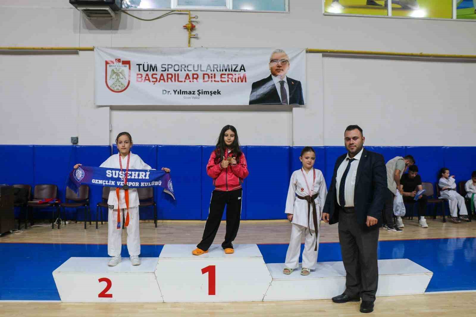 SİVAS’TA DÜZENLENEN KULÜPLER ARASI HEİAN KATA VE KUMİTE İL ŞAMPİYONASI’NDA 8 KULÜPTEN 200 SPORCU MADALYA İÇİN MÜCADELE EDERKEN, ORGANİZASYONUN ARDINDAN SİVAS KARATE LİGİ İÇİN DE MÜJDE GELDİ.