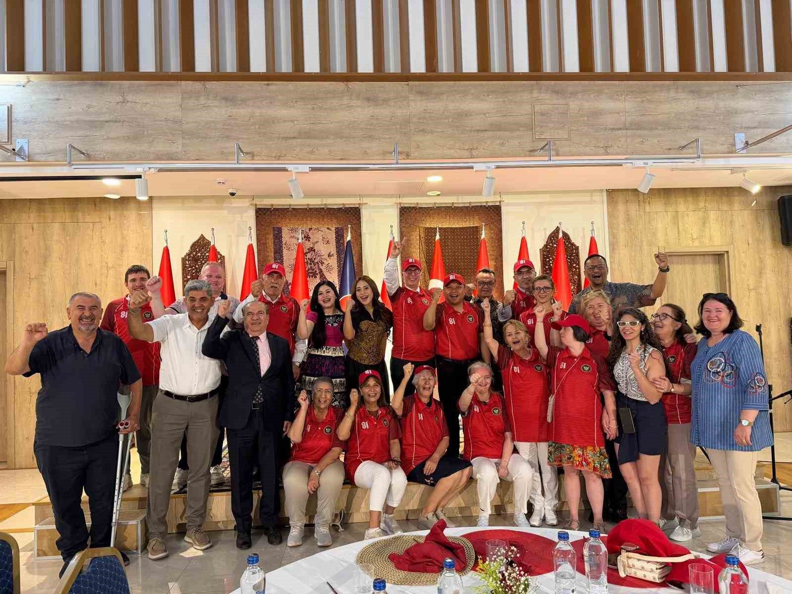 YALOVA’DAN BİR HEYET, ENDONEZYA’NIN BAĞIMSIZLIĞININ 81. YIL DÖNÜMÜ DOLAYISIYLA ANKARA’DA DÜZENLENEN PARTNERSHİP DAY RESEPSİYONU’NA KATILDI. ENDONEZYA’NIN ANKARA BÜYÜKELÇİSİ ACHMAD RİZAL PURNAMA’NIN EV SAHİPLİĞİNDE GERÇEKLEŞTİRİLEN PROGRAM ÖNCESİNDE BÜYÜKELÇİ PURNAMA İLE YAKLAŞIK BİR SAAT SÜREN GÖRÜŞMEDE, İKİ ÜLKE ARASINDA ÖZELLİKLE ENGELSİZ BİR DÜNYANIN İNŞASI KONUSUNDA ÖNÜMÜZDEKİ DÖNEMDE İŞ BİRLİĞİ İÇERİSİNDE ÇALIŞMALAR YAPILMASI KONUSUNDA MUTABAKATA VARILDI.
