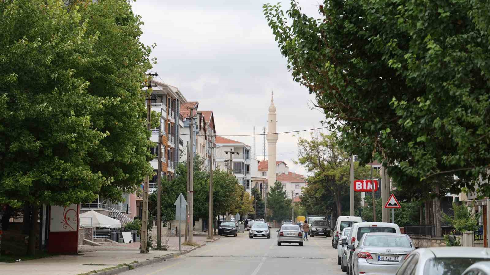 KIRŞEHİR’DE İÇ MİMARİSİ VE CENNET TASVİRLERİYLE DİKKAT ÇEKEN HAMİDİYE CAMİİ, SOSYAL MEDYA FENOMENLERİNİN YANI SIRA VATANDAŞLARIN DA İLGİSİNİ ÇEKİYOR.