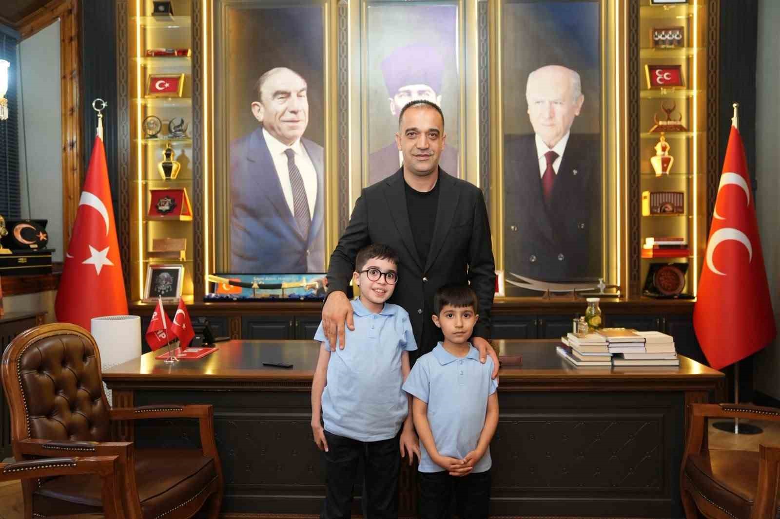 ERZURUM’DA DMD KAS HASTASI AHMET SAMİ YILDIRIM’IN YURT DIŞINDAKİ TEDAVİSİ İÇİN BAŞLATILAN VE 11 AYDIR SÜREN VALİLİK ONAYLI YARDIM KAMPANYASI, MİLLİYETÇİ HAREKET PARTİSİ (MHP) ERZURUM İL BAŞKANI ADEM YURDAGÜL’ÜN YOĞUN DESTEKLERİ VE GİRİŞİMLERİ SONUCU BAŞARIYLA TAMAMLANDI.