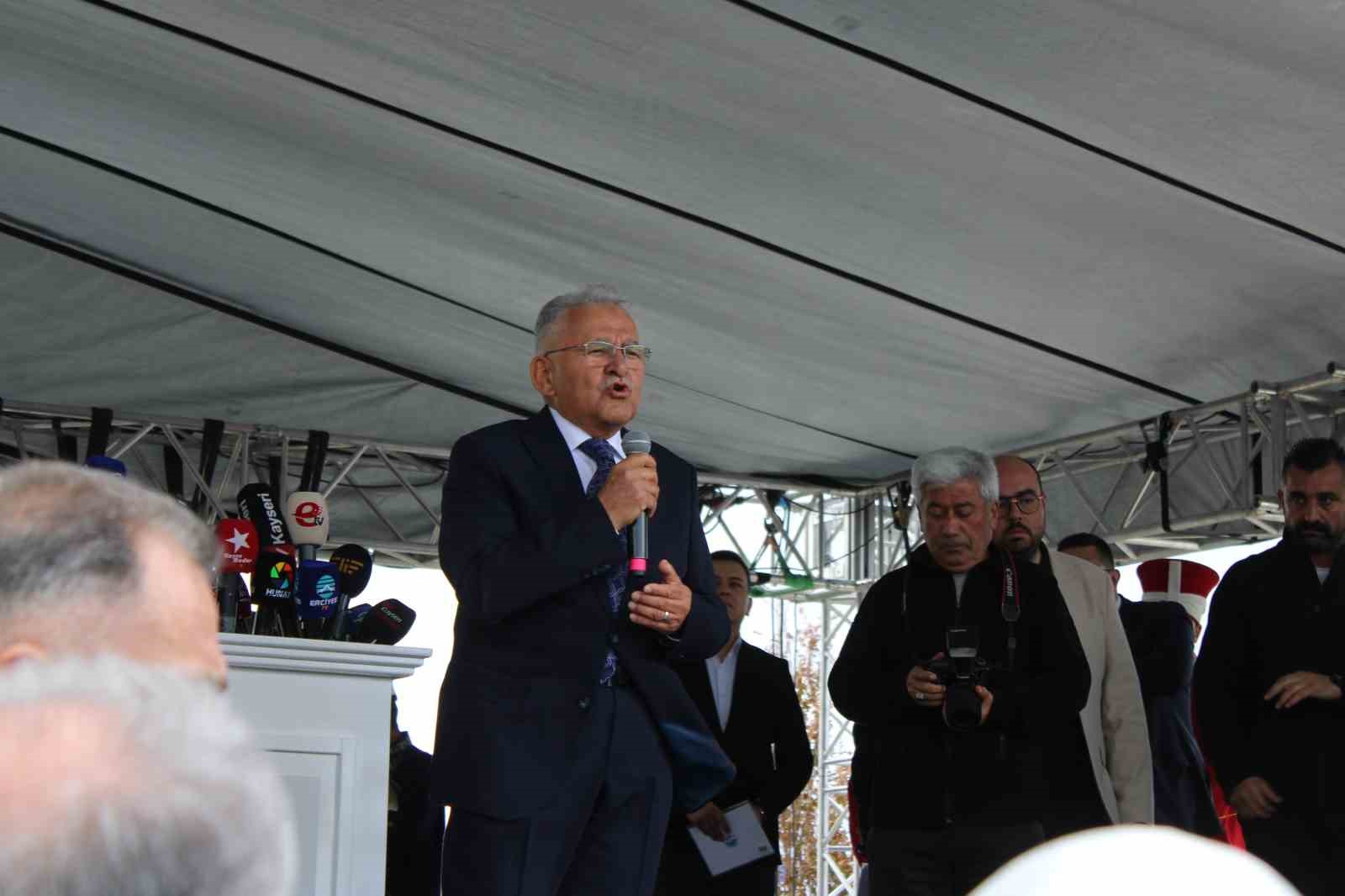 KAYSERİ BÜYÜKŞEHİR BELEDİYE BAŞKANI MEMDUH BÜYÜKKILIÇ; FESTİVALDE EMEĞİ GEÇENLERE TEŞEKKÜRLERİNİ İLETTİ.