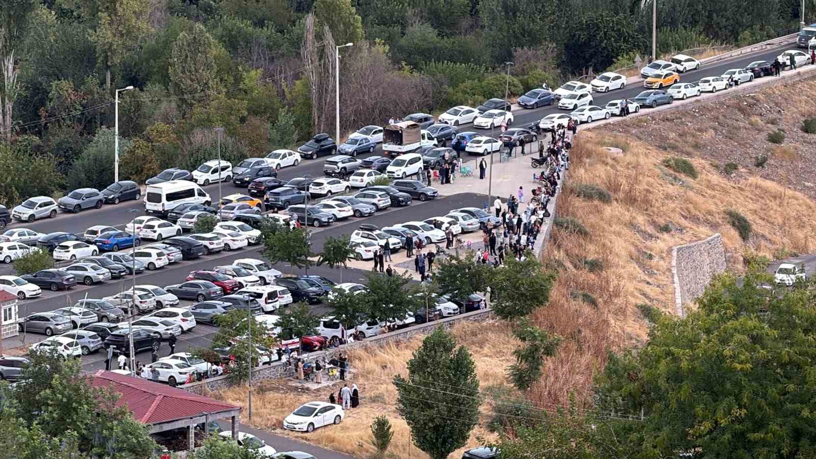 TÜRK HAVA KUVVETLERİ’NİN GÖSTERİ EKİBİ SOLOTÜRK, DİYARBAKIR’IN TARİHİ MEKANLARI ARASINDA YER ALAN HEVSEL BAHÇELERİ VE İÇKALE ÇEVRESİNDE UÇUŞ GERÇEKLEŞTİRDİ. GÖSTERİ İZLEMEK İÇİN İÇKALE’YE GELEN BİNLERCE KİŞİ GELDİ.