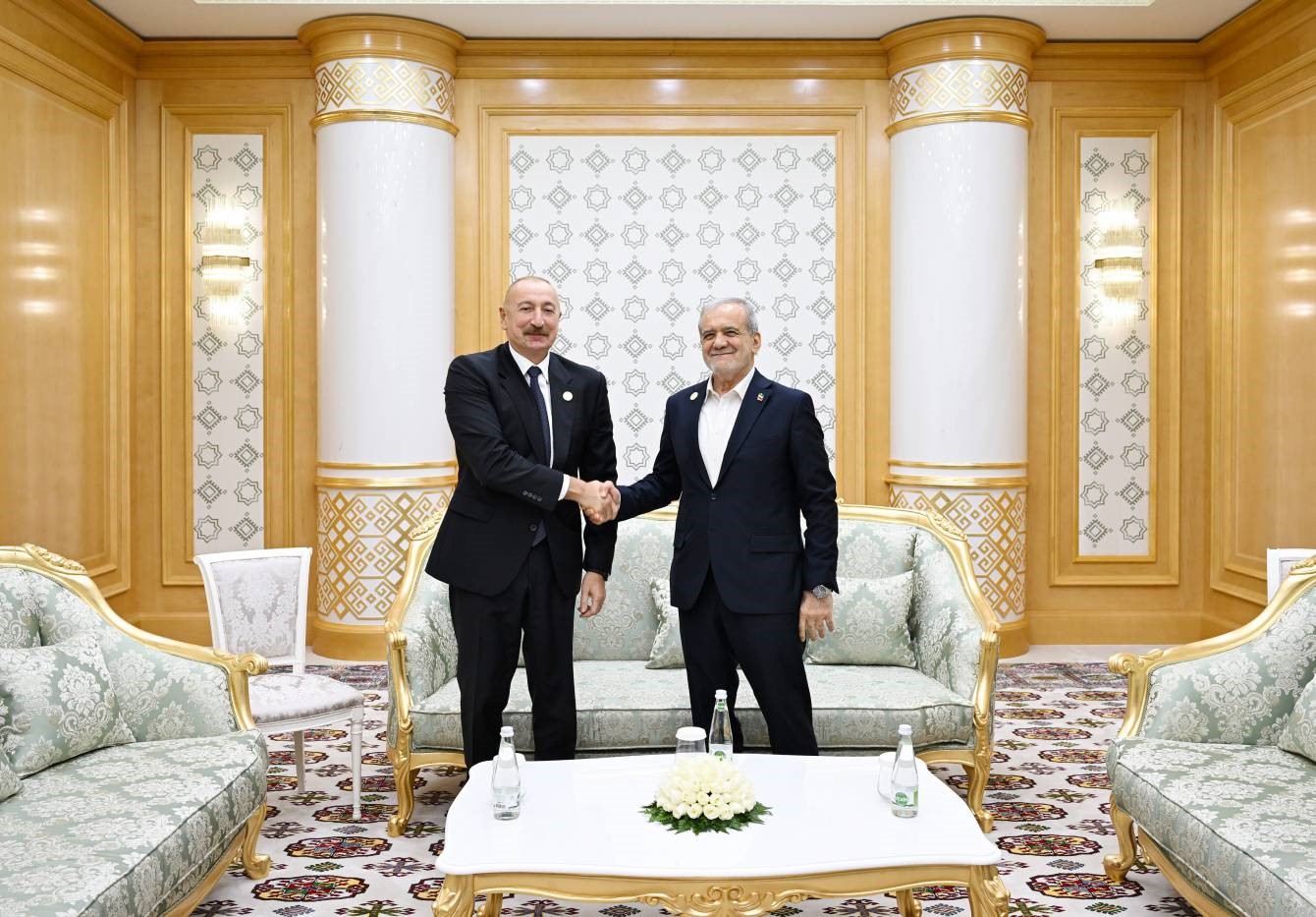 AZERBAYCAN CUMHURBAŞKANI ALİYEV, İRAN CUMHURBAŞKANI PEZEŞKİYAN’LA BİR ARAYA GELDİ