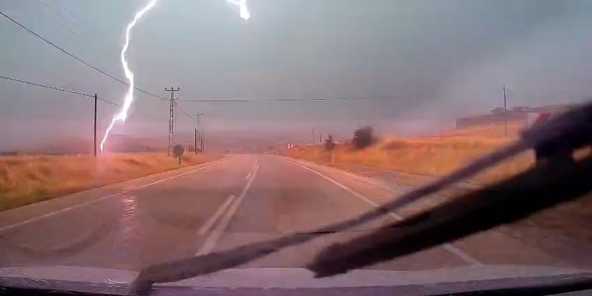 ELAZIĞ-PERTEK KARA YOLUNDA SEYİR HALİNDEKİ BİR ARACIN YAKININA YILDIRIM DÜŞTÜ. O ANLAR ARAÇ KAMERASINA YANSIDI.