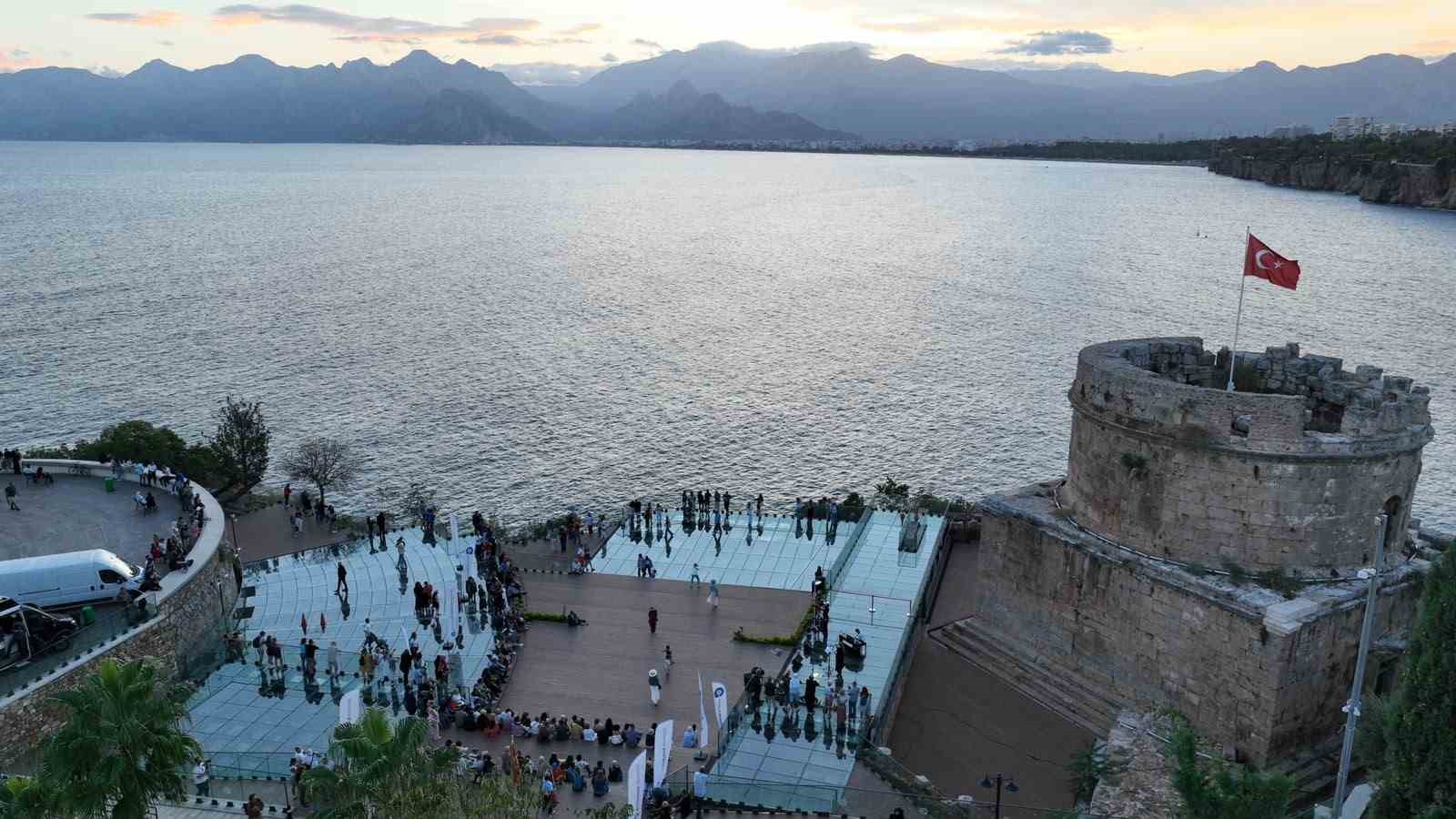 ANTALYA BÜYÜKŞEHİR BELEDİYESİ İSMAİL BAHA SÜRELSAN KONSERVATUVARI TARAFINDAN DÜZENLENEN GÜN BATIMI KONSERLERİ, TARİHİ HIDIRLIK KULESİ’NDE MÜZİKSEVERLERİ AĞIRLAMAYA DEVAM EDİYOR.