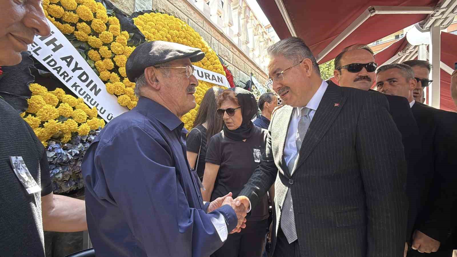 ESKİ ESKİŞEHİR BÜYÜKŞEHİR BELEDİYE BAŞKANI YILMAZ BÜYÜKERŞEN'İN 78 YAŞINDA HAYATINI KAYBEDEN KARDEŞİ GÜZİN BÜYÜKERŞEN, KILINAN CENAZE NAMAZININ ARDINDAN ASRİ MEZARLIK'TA TOPRAĞA VERİLDİ.