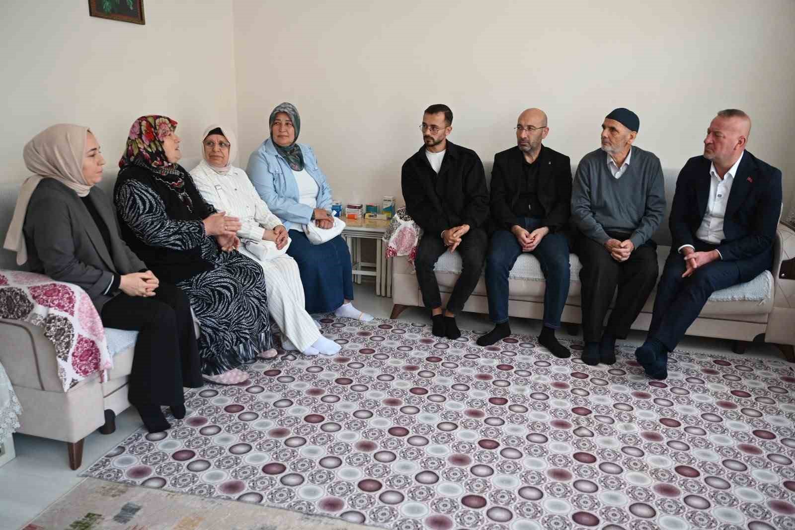 KARACABEY BELEDİYE BAŞKANI FATİH KARABATI, 1 EKİM DÜNYA YAŞLILAR GÜNÜ DOLAYISIYLA AŞEVİ’NDE KENDİ ELLERİYLE HAZIRLADIĞI YEMEKLERİ ZEKERİYA YILMAZ’IN EVİNE ULAŞTIRDI. AK PARTİ İLÇE BAŞKANI GÜLTEKİN SAYGISEVER VE İLÇE YÖNETİCİLERİNİN DE EŞLİK ETTİĞİ SAMİMİ ZİYARETTE BAŞKAN KARABATI, "BÜYÜKLERİMİZİN DUASI, TECRÜBESİ VE HAYATIMIZA KATTIĞI DEĞER BİZLER İÇİN ÇOK KIYMETLİ. ONLARIN HER ZAMAN YANINDA OLMAYA DEVAM EDECEĞİZ." DEDİ.