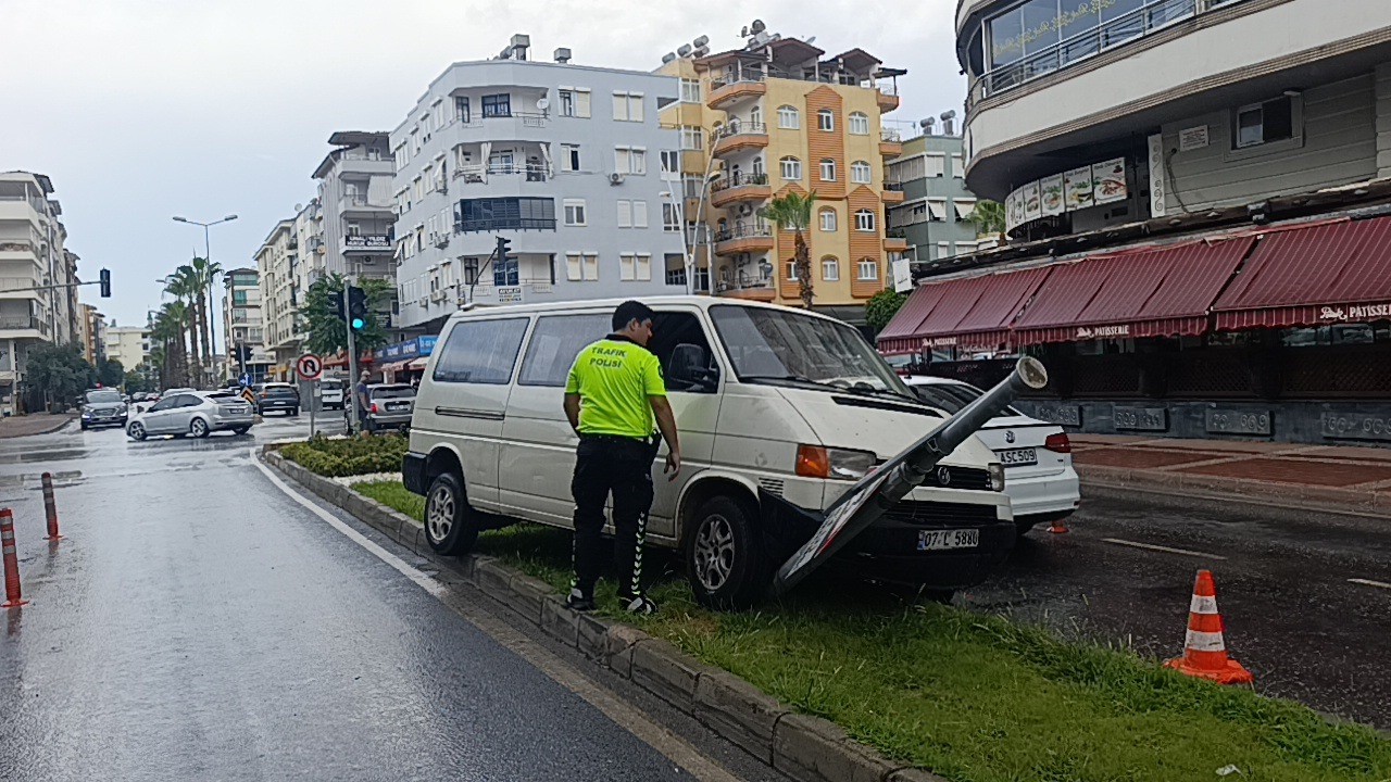 ANTALYA’NIN MANAVGAT İLÇESİNDE YAĞMUR NEDENİYLE KAYGANLAŞAN YOLDA KONTROLDEN ÇIKAN KAMYONET ORTA REFÜJDEKİ TABELAYA ÇARPARAK DURABİLDİ.