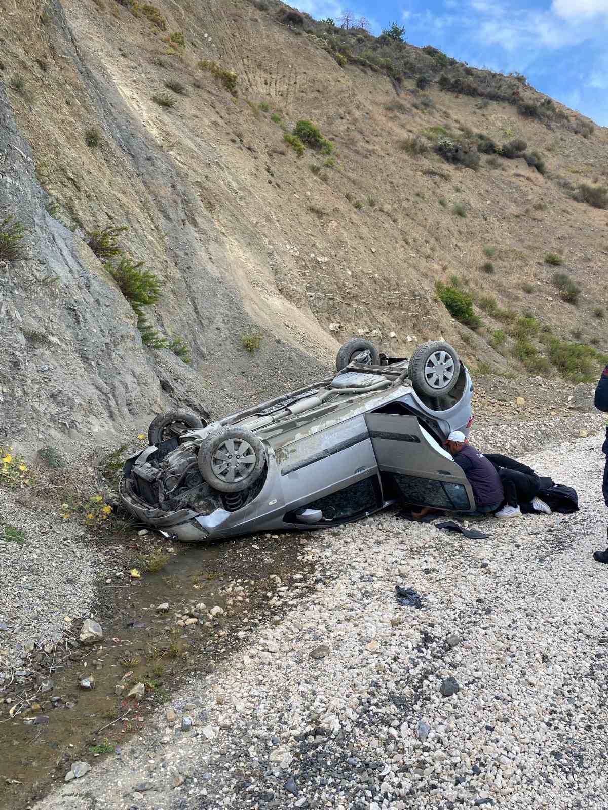TEKİRDAĞ’IN ŞARKÖY İLÇESİNDE KONTROLDEN ÇIKAN OTOMOBİLİN TAKLA ATMASI SONUCU 2 KİŞİ YARALANDI.