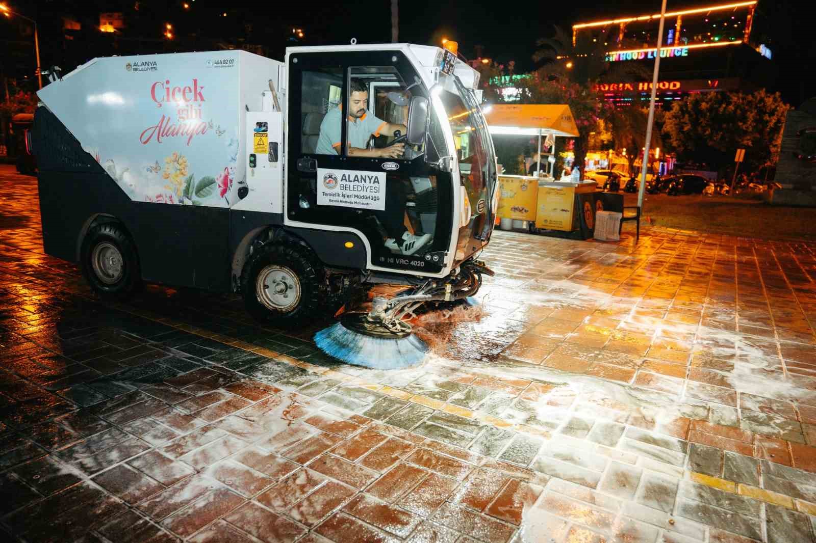 ALANYA BELEDİYESİ TEMİZLİK İŞLERİ MÜDÜRLÜĞÜ EKİPLERİ, KENTİN EN YOĞUN VE TURİSTİK NOKTALARININ BAŞINDA GELEN İSKELE BÖLGESİNDE GECE MESAİSİNE ÇIKTI.