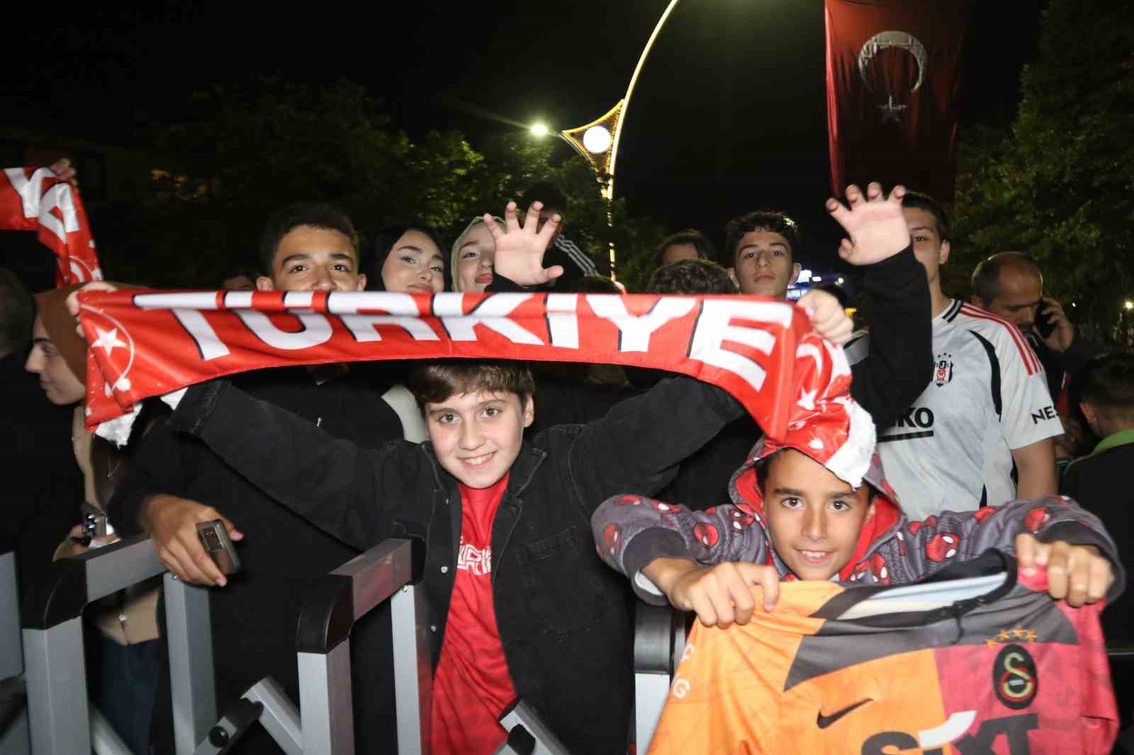 A MİLLİ FUTBOL TAKIMI, FRANSA MAÇI ÖNCESİ KOCAELİ STADYUMU'NDA GERÇEKLEŞTİRDİĞİ KISA YÜRÜYÜŞÜN ARDINDAN KONAKLADIĞI OTELE DÖNERKEN YÜZLERCE TARAFTAR TARAFINDAN COŞKUYLA KARŞILANDI.