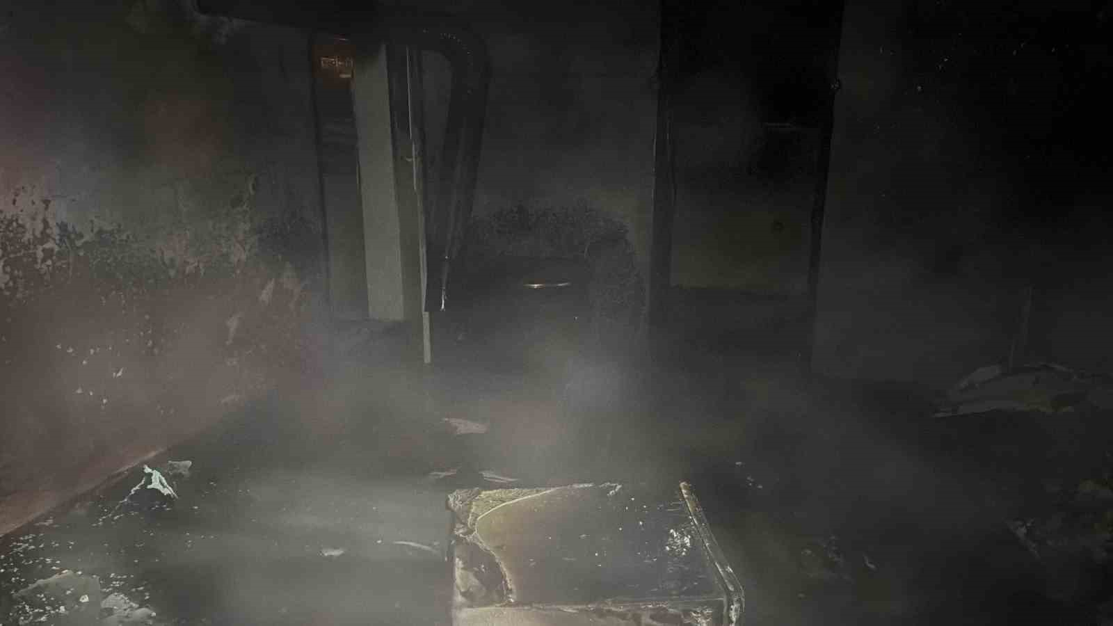 BOLU’DA SOBA YAKMAK İSTEYEN KİŞİNİN YAKTIĞI ATEŞİN EVE SIÇRAMASI SONUCU YANGIN ÇIKTI. TEK KATLI EVDE MADDİ HASAR MEYDANA GELDİ.