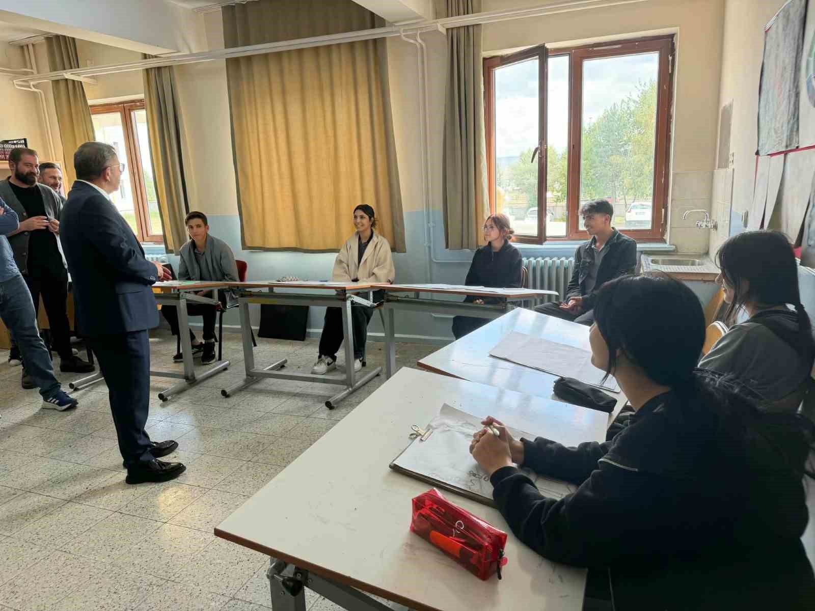 VALİ POLAT, GÜZEL SANATLAR LİSESİ’NDE ÖĞRENCİLERLE BULUŞTU(KARS-İHA)