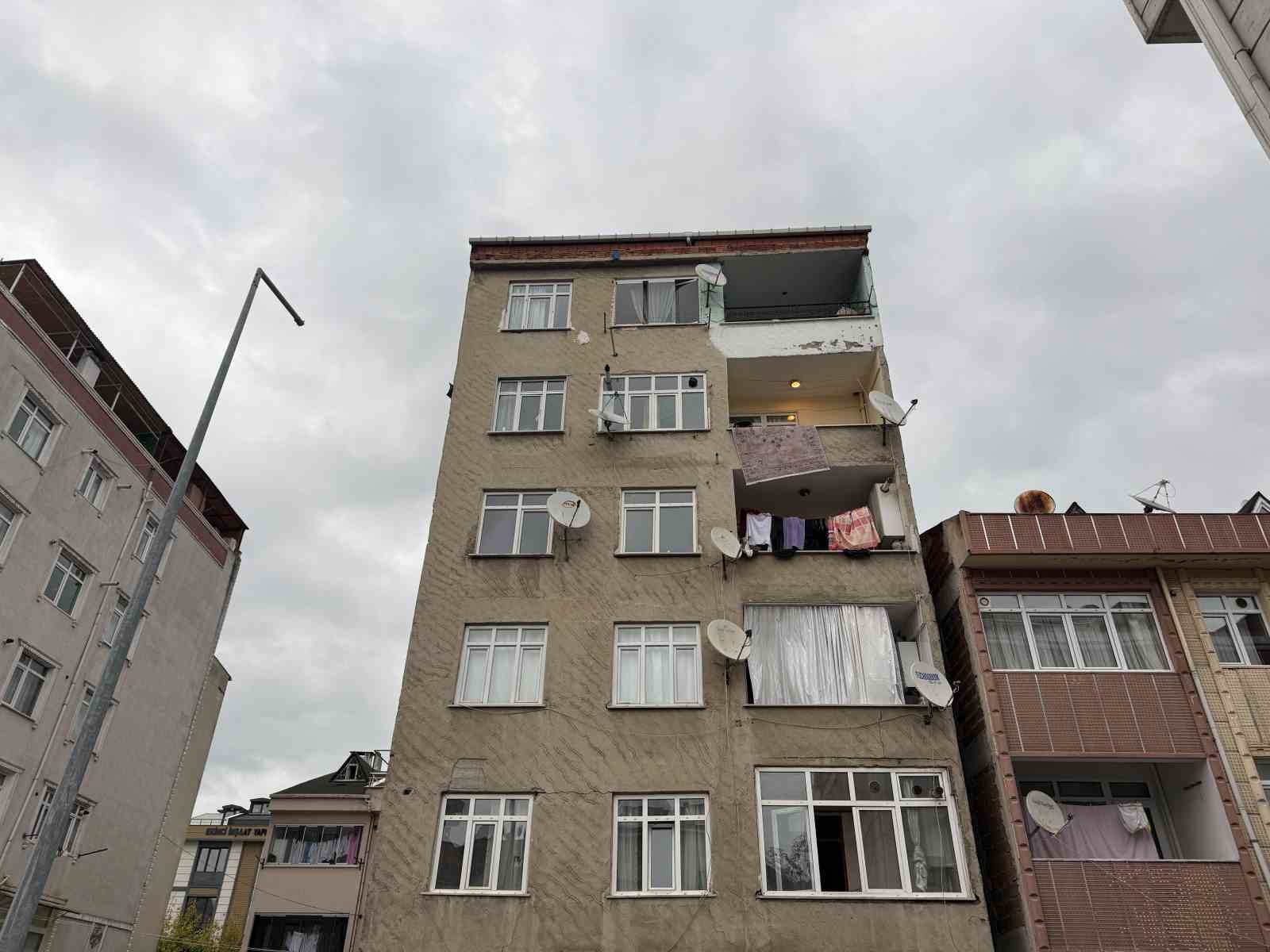 KÜÇÜKÇEKMECE’DE, BİR DAİRENİN BANYOSUNDAKİ FAYANSLARDAKİ ÇATLAMA VE BİNADA ÇATLAMA SESLERİ NEDENİYLE 7 KATLI BİNA TEDBİR AMACIYLA TAHLİYE EDİLDİ.