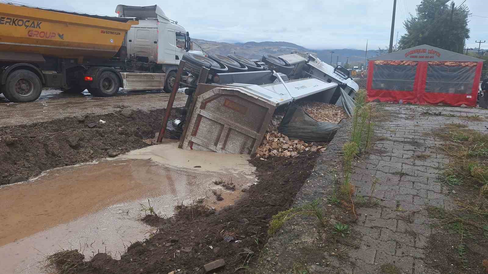 TAŞ YÜKLÜ TIR, KARŞI YÖNDEN GELEN ARACA YOL VERMEK İÇİN SAĞA YANAŞTIĞI SIRADA KONTROLDEN ÇIKARAK KANALA DEVRİLDİ. KAZANIN ETKİSİYLE DORSEDE BULUNAN TAŞLAR KANALA DÖKÜLDÜ.