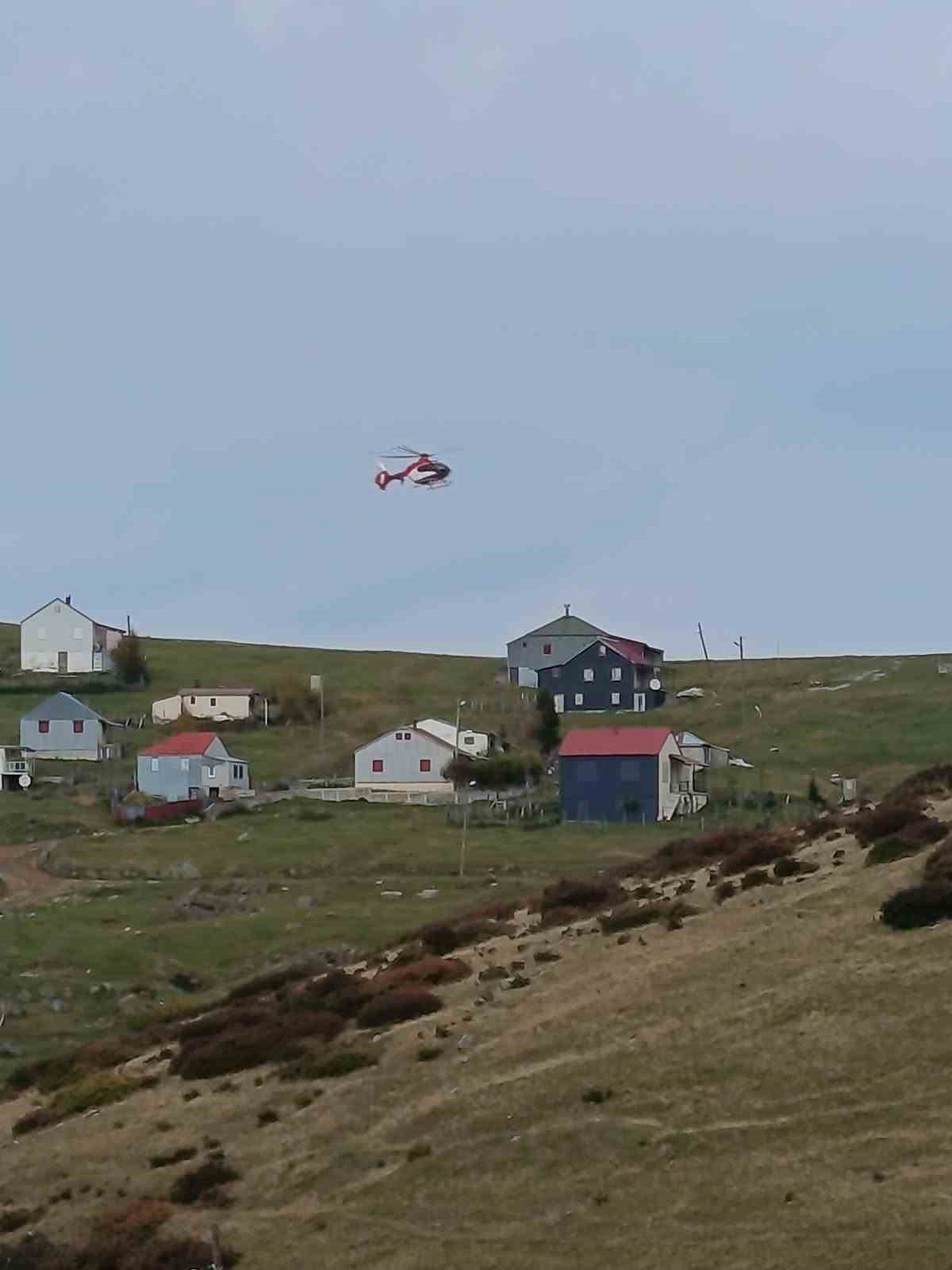 DURUMU AĞIR OLAN H.Ü. AMBULANS HELİKOPTERLE ALINARAK TRABZON'DAKİ KARADENİZ TEKNİK ÜNİVERSİTESİ (KTÜ) FARABİ HASTANESİ'NE NAKLEDİLİRKEN, DİĞER YARALILAR VAKFIKEBİR DEVLET HASTANESİ'NDE TEDAVİ ALTINA ALINDI.