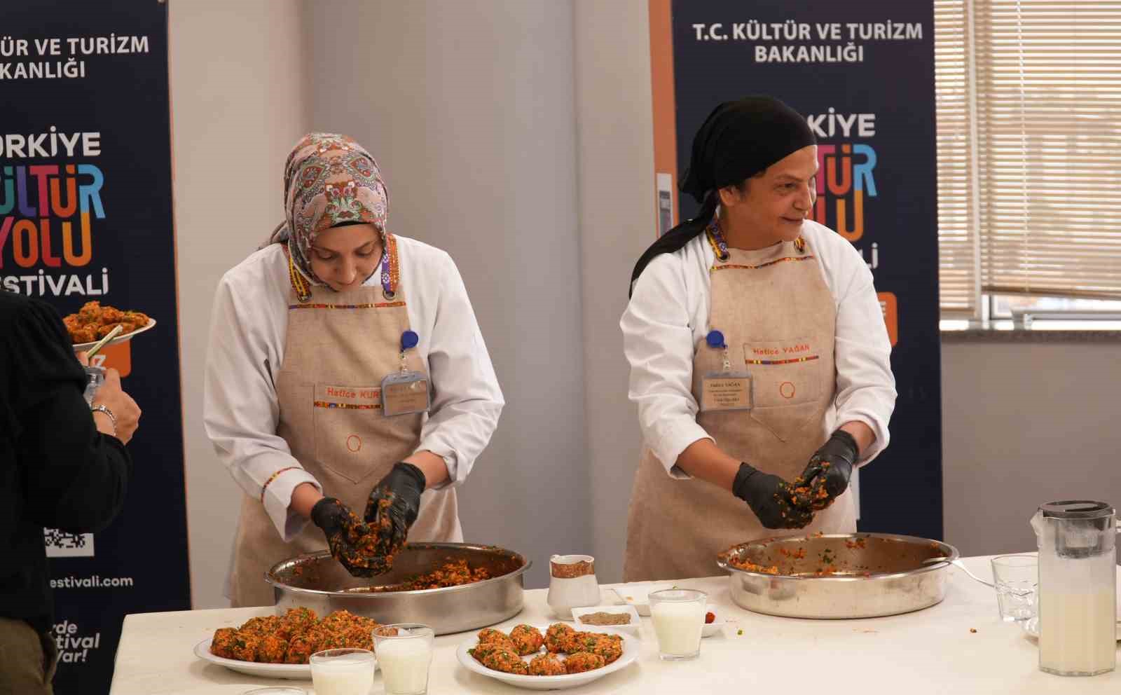 ZEUGMA MOZAİK MÜZESİ, SERGİLERDEN GELENEKSEL SANAT ATÖLYELERİNE, ÇOCUKLARA YÖNELİK PROGRAMLARDAN KÜLTÜREL MİRAS ETKİNLİKLERİNE UZANAN ÇEŞİTLİ ORGANİZASYONLARA EV SAHİPLİĞİ YAPTI.