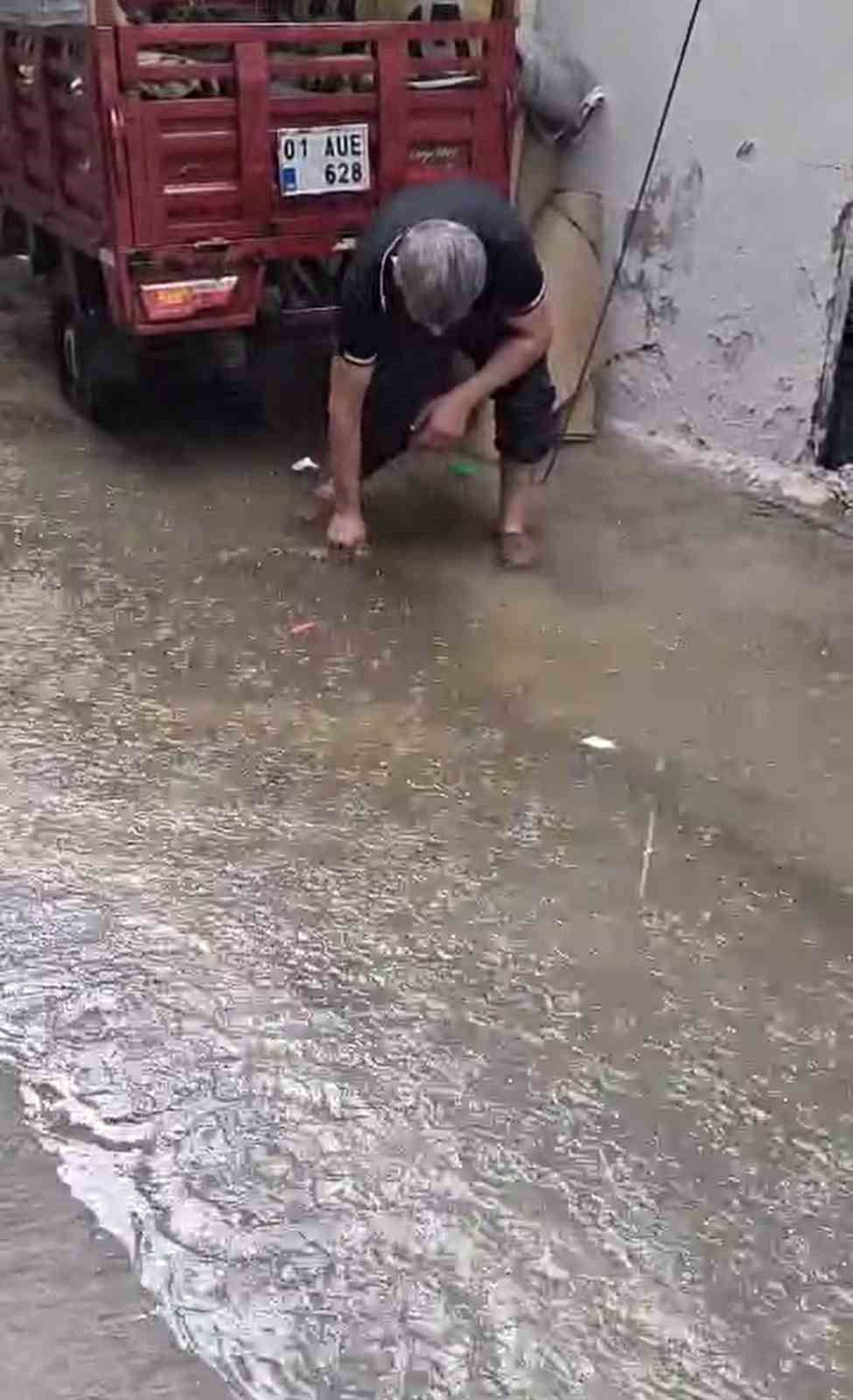KENT GENELİNDE BİRÇOK MAHALLEDE TAŞAN RÖGARLARI İSE VATANDAŞLAR KENDİ İMKANLARIYLA TEMİZLEDİ.