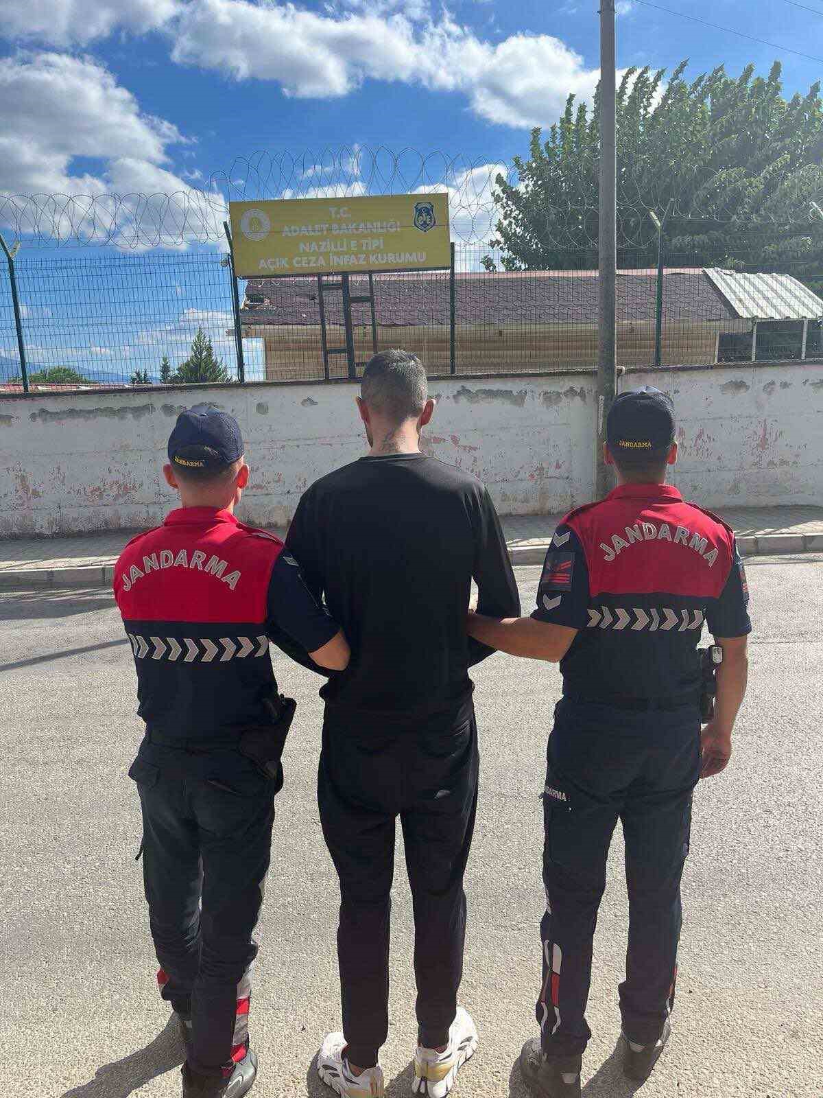 AYDIN'IN EFELER VE NAZİLLİ İLÇELERİNDE ÇEŞİTLİ SUÇLARDAN HAPİS CEZASIYLA ARANAN 2 ŞAHIS, JANDARMA EKİPLERİNCE YAKALANDI.