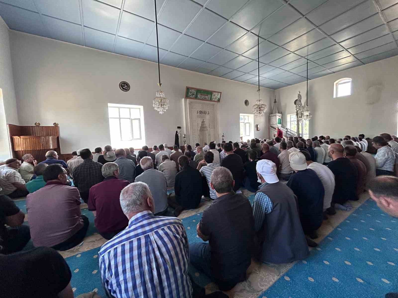 İHLAS HABER AJANSI (İHA) VAN BÖLGE MÜDÜRÜ ŞÜKRÜ AKYÜZ’ÜN KALP KRİZİ SONUCU HAYATINI KAYBEDEN OĞLU ÖMER FARUK AKYÜZ, GÖZYAŞLARI ARASINDA TOPRAĞA VERİLDİ.
