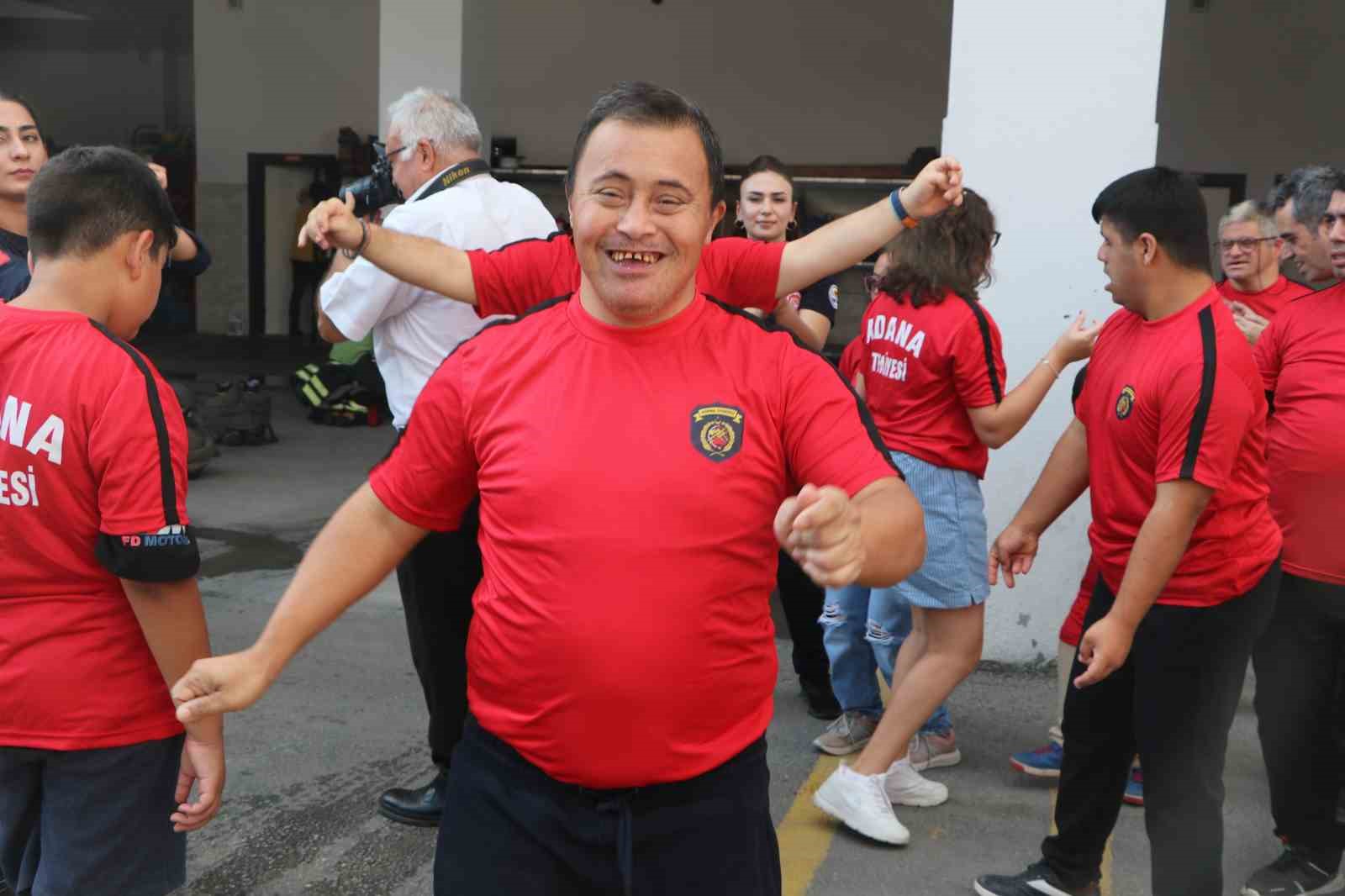 İTFAİYECİLERLE BİRLİKTE DANS EDEN ÇOCUKLAR, DAHA SONRA İTFAİYE ARAÇLARINI YAKINDAN İNCELEME FIRSATI BULDU.